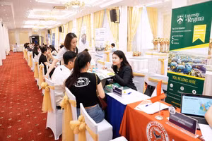 Học sinh, sinh viên nhận được sự tư vấn chu đáo từ đại diện các trường đại học, học viện. Ảnh tại sự kiện Go Global 15 (2025)