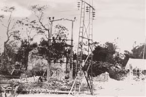 Cột điện 35kV dựng tạm bằng thang tre tại Yên Viên, tháng 12/1966