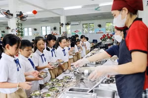 Bữa ăn học đường phải được đảm bảo tuyệt đối an toàn, việc để thực phẩm bẩn, không rõ nguồn gốc lọt vào bếp ăn trường học là hành vi vô trách nhiệm, gây nguy cơ lâu dài cho trẻ nhỏ (Ảnh minh hoạ)