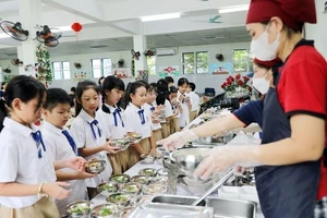 Bữa ăn học đường phải được đảm bảo tuyệt đối an toàn, việc để thực phẩm bẩn, không rõ nguồn gốc lọt vào bếp ăn trường học là hành vi vô trách nhiệm, gây nguy cơ lâu dài cho trẻ nhỏ. 