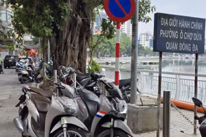 Nhiều hồ nước ở Hà Nội bị quán cà phê, hàng ăn lấn chiếm hành lang