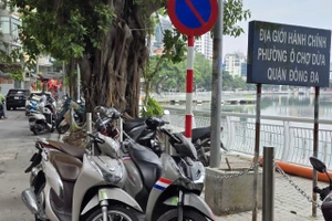Nhiều hồ nước ở Hà Nội bị quán cà phê, hàng ăn lấn chiếm hành lang
