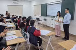 ThS Lê Trung Kiên và học trò Trường Phổ thông Phùng Hưng, Sóc Sơn, Hà Nội. Ảnh: NVCC