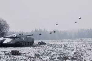 Hệ thống Nemyx buộc một bầy đàn máy bay không người lái phải tấn công xe tăng