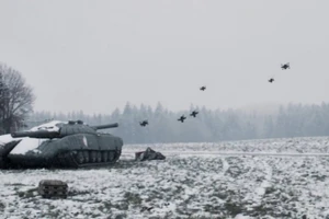 Hệ thống Nemyx buộc một bầy đàn máy bay không người lái phải tấn công xe tăng