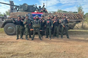 Lính Thái Lan gây ngạc nhiên khi 'bọc gỗ' cho hàng loạt thiết giáp