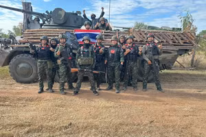 Lính Thái Lan gây ngạc nhiên khi 'bọc gỗ' cho hàng loạt thiết giáp