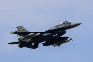 Nhật Bản điều động 16 F-2 mang 24 tên lửa chống hạm để đáp trả