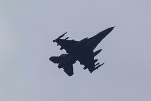Trận chiến tên lửa tầm xa giữa Su-35S và F-16AM đã diễn ra