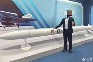 Tên lửa không đối không nguy hiểm nhất PL-17 chính thức được trình diễn