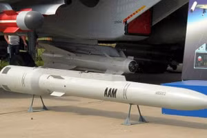 Tên lửa không đối không tầm cực xa KS-172 chính thức trực chiến