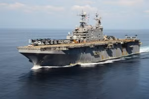 Tàu ​​đổ bộ cỡ lớn USS Peleliu của Mỹ bị xuồng cảm tử đánh chìm