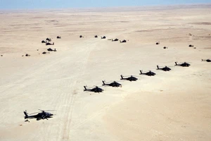 Vụ đột kích huyền thoại của 8 trực thăng AH-64 Apache