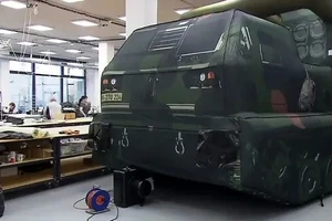 Mô hình bơm hơi không còn đánh lừa được vũ khí hủy diệt trên chiến trường