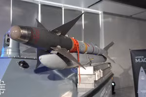  Xuồng không người lái Magura V7 trang bị phiên bản mới nhất của tên lửa AIM-9