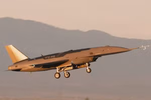 Tiêm kích không người lái YFQ-44A cất cánh cho chuyến bay đầu tiên