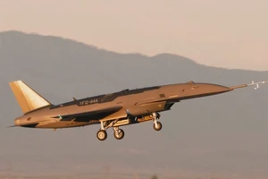 Tiêm kích không người lái YFQ-44A cất cánh cho chuyến bay đầu tiên