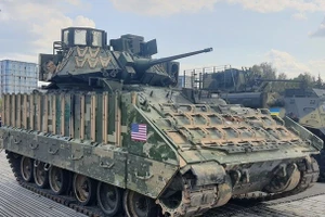 Vụ nổ tên lửa TOW bên trong phá hủy hoàn toàn xe chiến đấu bộ binh M2A2 Bradley