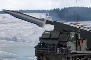 Anh lập tức đưa tên lửa NIGHTFALL tới chiến sự sau khi hoàn thành phát triển