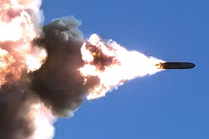 Đạn pháo phản lực 155 mm tầm bắn 150 km thay đổi chiến tranh tương lai