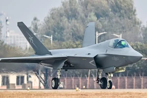 Tiêm kích hạm J-35A, bản sao F-35 của Mỹ chính thức ra mắt