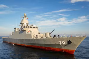 Tàu khu trục tối tân nhất của Iran chìm ngay tại cảng