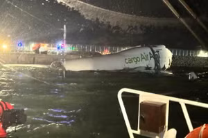 Boeing 747 của Emirates trượt khỏi đường băng ở Hồng Kông và rơi xuống biển