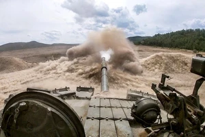 Xe tăng T-80BVM sống sót sau 18 phát bắn từ máy bay không người lái Ukraine