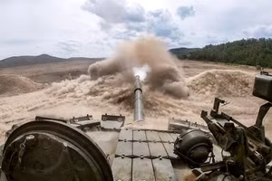 Xe tăng T-80BVM sống sót sau 18 phát bắn từ máy bay không người lái Ukraine