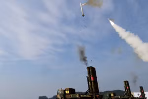 Hệ thống phòng không Cheongung-II Hàn Quốc bắn hạ tên lửa Iran trên bầu trời UAE