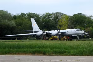 Máy bay Tu-142MR mang số hiệu đuôi "25 đỏ" tại thời điểm năm 2011. 