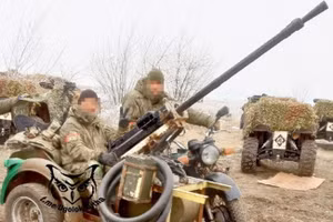 Binh sĩ đưa súng máy KPVT từ xe bọc thép chở quân sang mô tô Dnepr