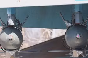 Phát triển vũ khí tầm xa lai giữa bom hàng không và tên lửa chiến thuật