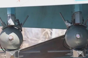 Phát triển vũ khí tầm xa lai giữa bom hàng không và tên lửa chiến thuật