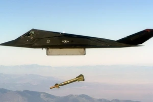 Vì sao F-117 Nighthawk huyền thoại sẽ còn bay ít nhất... 26 năm sau loại biên?