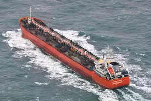 Tàu chở dầu thoát khỏi sự truy bắt nhờ được tàu hộ vệ của Hạm đội Baltic cứu