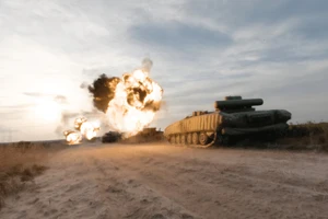 Một người Mỹ điều khiển đồng thời tấn công... 3 mục tiêu bằng 3 chiếc UAV