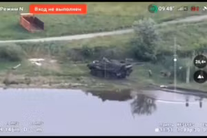 Lính dù táo bạo cướp xe bọc thép tối tân ngay trước mắt binh sĩ đối phương