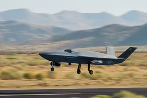 Máy bay không người lái chiến đấu tương lai YFQ-42A được thử nghiệm 'thần tốc'