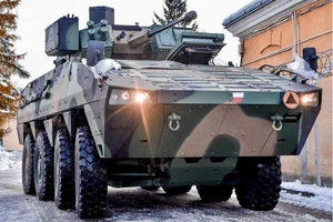 Hàng loạt thiết giáp Rosomak với module chiến đấu ZSSW-30 được bàn giao