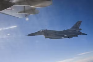 F-16 Venezuela đánh chặn B-52 Mỹ trên bầu trời Caribe