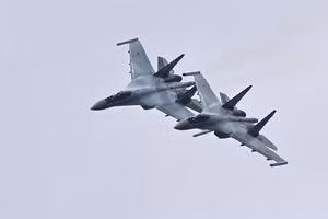 Chuyên gia Nga chỉ rõ ưu thế vượt trội của Su-35 trước tiêm kích Mỹ