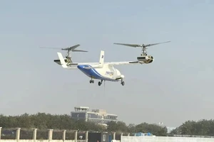 Trực thăng không người lái cánh quạt lật R6000 đã cất cánh