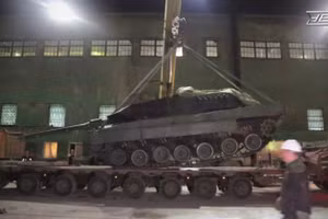 Xe tăng Leopard 2A6 chiến lợi phẩm đã đến Uralvagonzavod để nghiên cứu