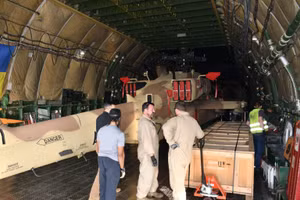 An-124 mang theo trực thăng Apache-E