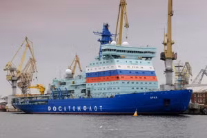 Tàu phá băng hạt nhân thứ tư thuộc Dự án 22220 nạp nhiên liệu vào lò phản ứng