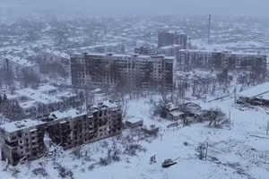 Xe tăng trên đường phố cho thấy cuộc chiến đô thị khốc liệt tại Kupyansk