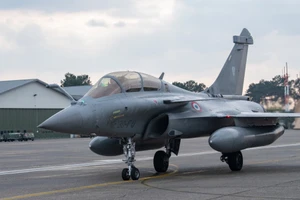 Pháp mua thêm 30 tiêm kích Rafale và 3 khinh hạm tàng hình