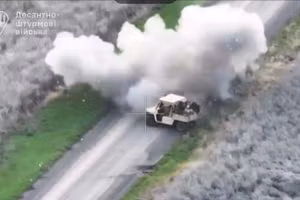 Lính dù đẩy lùi một cuộc tấn công cơ giới lớn ở Kursk