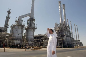 Xuất khẩu dầu của Saudi Arabia giảm xuống mức kỷ lục khi phải cạnh tranh với Nga